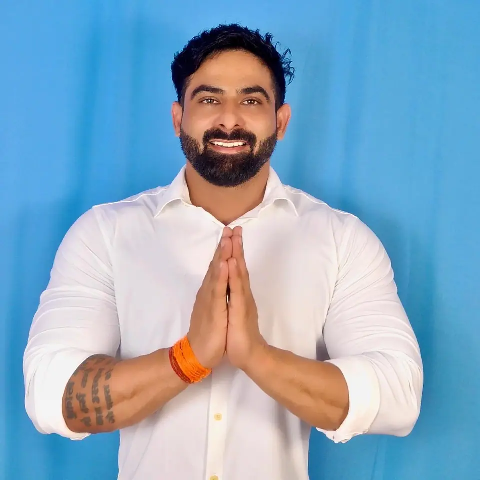 हाथ जोड़कर अभिवादन करते हर्ष छिकारा