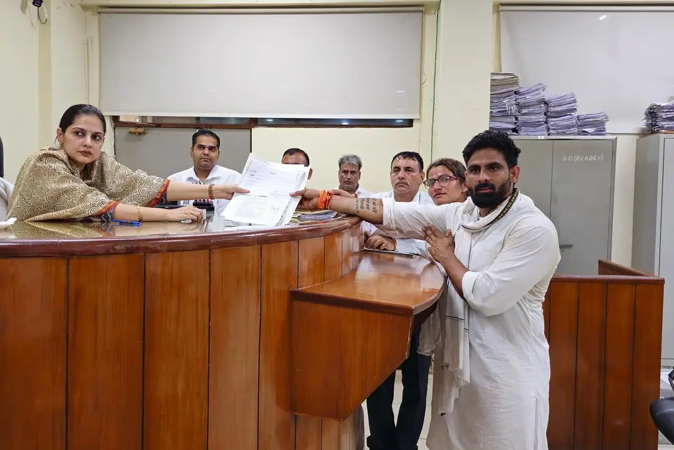 नामांकन पत्र दाखिल करते हुए, 11 सितंबर 2024