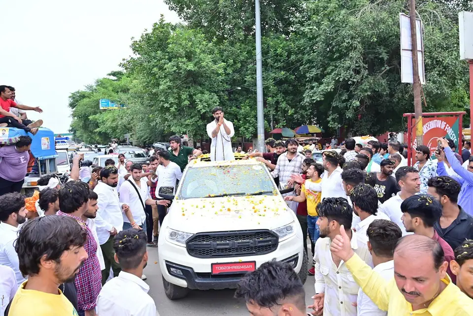 रोड-शो में अपनों का स्वागत