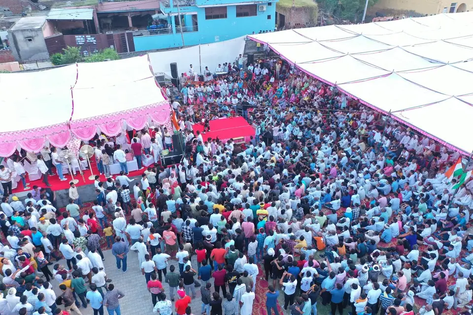 देर रात तक डटा रहा जनसमूह