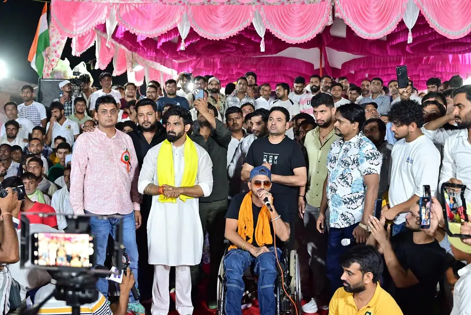 मंच पर हरियाणवी कलाकार परिवार के साथ