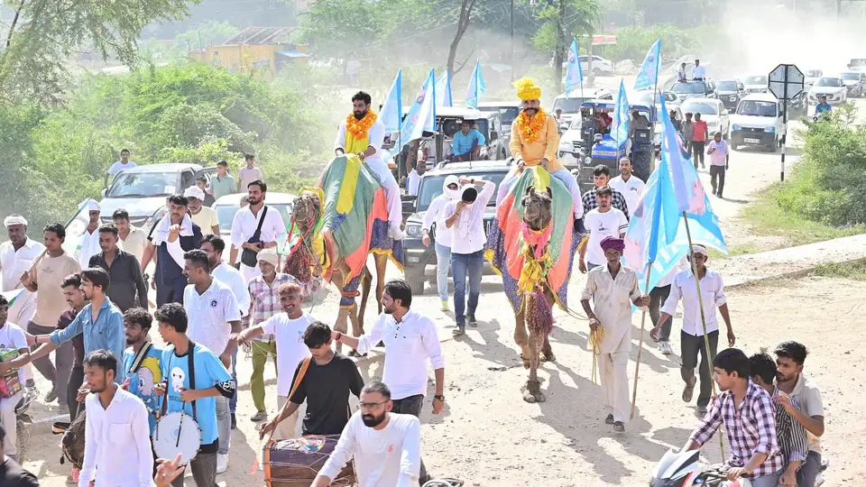 ढोल-नगाड़ों के साथ रैली की ओर बढ़ता काफ़िला, 3 अक्टूबर 2024