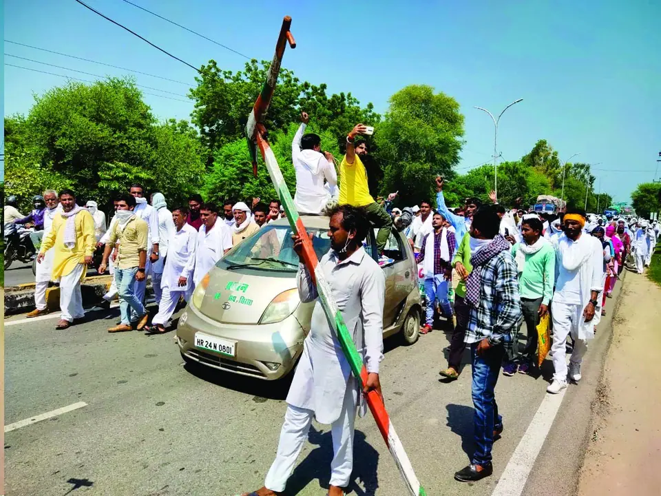 तिरंगे के साथ आंदोलन की अगुवाई